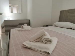 A bed or beds in a room at VILLA LUDO a ZAMBRONE TROPEA