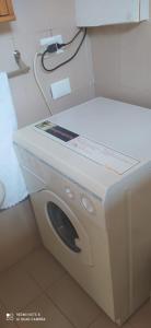 比耶拉的住宿－Appartamento Olimpo: Biella，客房内的洗衣机