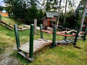Vonkajšia záhrada v ubytovaní Apartamenty pod Skosami