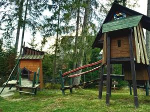 Vonkajšia záhrada v ubytovaní Apartamenty pod Skosami