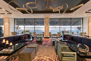 Ramada Plaza Hotel & Spa Trabzon في طرابزون: مطعم مطل على المحيط