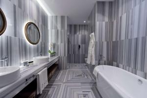 حمام في Ramada Plaza Hotel & Spa Trabzon