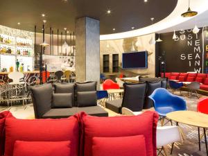 葉瑞文的住宿－宜必思埃里溫中心酒店，餐厅设有红色和蓝色的椅子和桌子