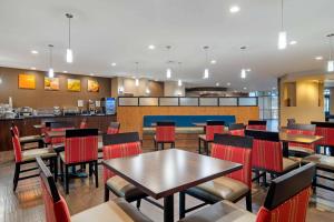 Ресторант или друго място за хранене в Comfort Suites Byron Warner Robins