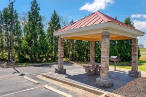 a pavilion with a bench in a parking lot at Comfort Suites Byron Warner Robins in Byron