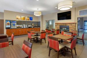 מסעדה או מקום אחר לאכול בו ב-Comfort Suites Grayslake near Libertyville North