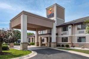 een hotel met een bord aan de voorzijde van een gebouw bij Comfort Inn & Suites Napoleon in Napoleon