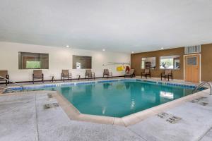 Swimmingpoolen hos eller tæt på Comfort Suites North Elkhart
