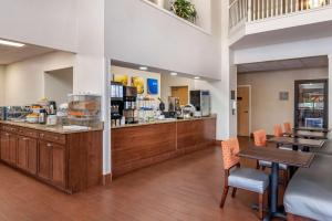 Ресторант или друго място за хранене в Comfort Suites North