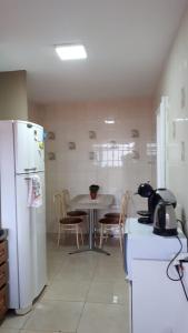 Kuchyň nebo kuchyňský kout v ubytování Manacá House Porto Alegre