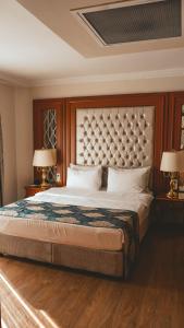 Tempat tidur dalam kamar di Premier Vista Hotel