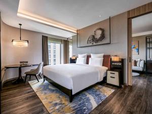 Postel nebo postele na pokoji v ubytování Pullman Bandung Grand Central