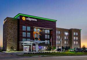 a building with a sign on the front of it at La Quinta Inn & Suites by Wyndham Terrell in Terrell