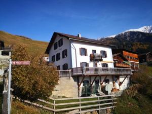 Foto da galeria de on a quiet location, beautiful, spacious holidayhouse, only for holidays, with a fantastic view, perfect for skiing, walking and hiking em Scheid
