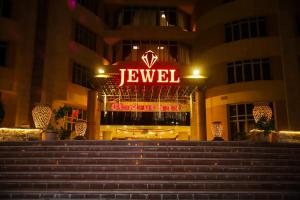 ein Hotel mit einem Schild, das Juwelen liest in der Unterkunft Jewel Glorious Hotel in Kairo
