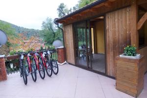 eine Reihe von Fahrrädern, die neben einem Gebäude geparkt sind in der Unterkunft Loggia Piani Nuovi in Carasco