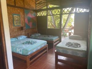 เตียงในห้องที่ Cabañas Tucan Eco Hotel RNT 52523