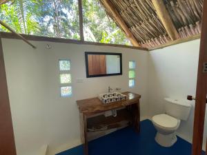 een badkamer met een toilet en een wastafel bij Cabañas Tucan Eco Hotel RNT 52523 in Capurganá