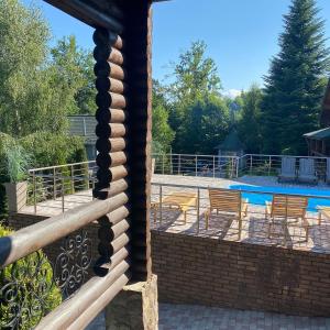 vista su un patio con sedie e piscina di Gostynnyi Dvir VIP HOUSE a Myhove