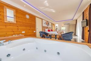 Televiisor ja/või meelelahutuskeskus majutusasutuses Mezopotamya - 1 Bedroom with jacuzzi in Kalkan