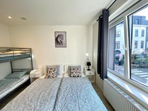 una camera da letto con un letto e una grande finestra di Isabel Apartments ad Anversa
