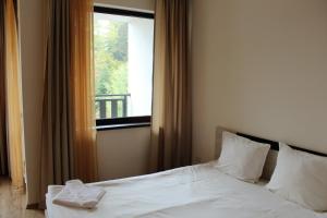 Postel nebo postele na pokoji v ubytování Borovets Gardens Apartments + 37 fotografií