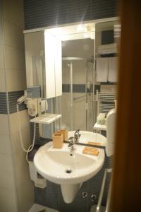 un baño con lavabo y espejo en Jahorina Apartmani Vučko F&F, en Jahorina 29 fotos más