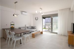 レティムノ・タウンにあるKallithea Residenceのテーブルとソファのあるリビングルーム