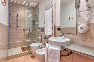 y baño con aseo y ducha. en Hotel Sporting Trento, en Trento