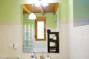 Kúpeľňa v ubytovaní Casa Rural La Cija del Abuelo a 1 hora de Madrid