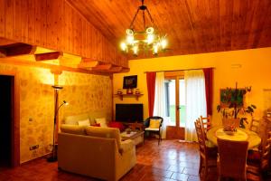 ein Wohnzimmer mit einem Sofa und einem Tisch in der Unterkunft Casa Rural La Cija del Abuelo a 1 hora de Madrid in Segovia