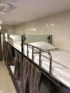 מיטה או מיטות קומותיים בחדר ב-ELLIOTT INN A.C DORMITORY