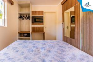 1 dormitorio con 1 cama grande y armario en Via Caldas Lacqua IV, en Caldas Novas