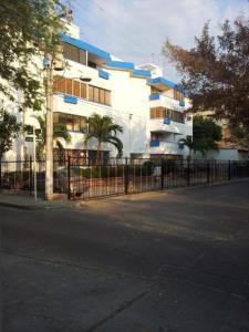 an empty street in front of a building with a fence at Apartamento Santa Marta Rodadero, Edificio El Lago in Rodadero