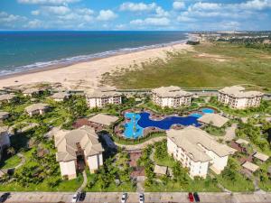 uma vista aérea de um resort perto da praia em VG Sun Cumbuco Bangalô Vista Mar em Cumbuco