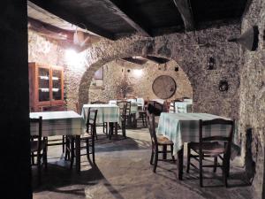 un restaurante con mesas y sillas en una pared de piedra en Casa con 3 camere da letto LOMBARDA ALTA, en Falerna