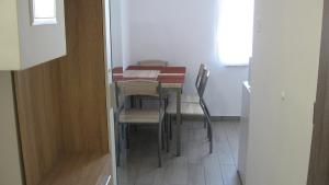 - une table à manger et des chaises dans une pièce dans l'établissement HZ Apartman Miskolc, à Miskolc