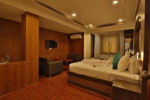 Habitación de hotel con cama y baño en Hotel Ramtel inn, en Madurai