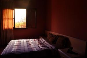 sypialnia z łóżkiem i oknem w obiekcie Villa Paradise w mieście Aghmat