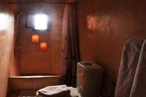 La salle de bains est pourvue de toilettes, d'une douche et d'une fenêtre. dans l'établissement Villa Paradise, à Aghmat