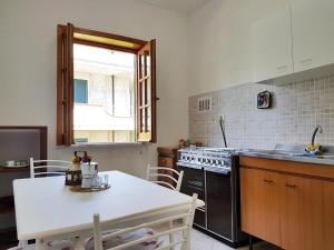 Kuchyň nebo kuchyňský kout v ubytování Il Limoneto 2, casa vacanze Parghelia-Tropea