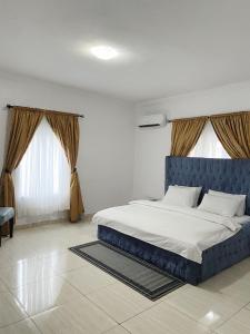 Кровать или кровати в номере GreenCourt Apartments & Suites