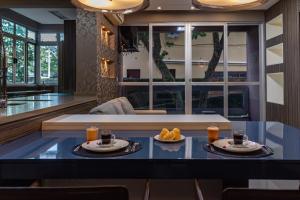 uma sala de estar com uma mesa com dois pratos de comida em Apartamento charmoso e bem localizado no Centinho da Lagoa da Conceição N759 em Florianópolis