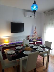 PLAZA NUEVA في سييرا نيفادا: غرفة طعام مع طاولة وشجرة عيد الميلاد