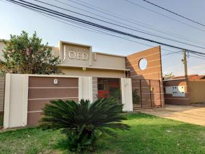 ein Haus mit Garage und Schild drauf in der Unterkunft Residencial Joed 4 in Dourados
