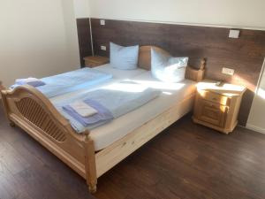 Ein Bett oder Betten in einem Zimmer der Unterkunft Gasthof Löwen