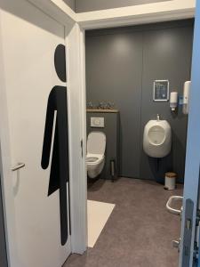 La salle de bains est pourvue de toilettes et d'un urinoir. dans l'établissement Ecolodge Zen Otra Cosa, à Mouscron