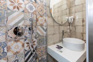 une salle de bain avec une douche avec un lavabo et un miroir dans l'établissement Sant'Erasmo Suite, à Rome 60 autres photos