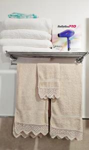 a towel rack with towels and a book at Mírame Casa Vacanza in Ovindoli