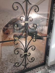 een glazen deur met uitzicht op een eetkamer bij Mírame Casa Vacanza in Ovindoli